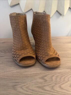 Chinese Laundry perp top booties size 6